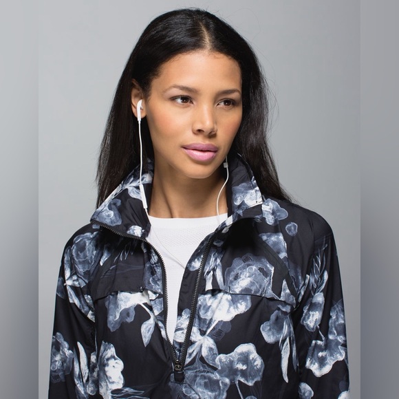 Lululemon Miss Misty Pullover - 10 - black white packable hooded windbreaker - Picture 6 of 16